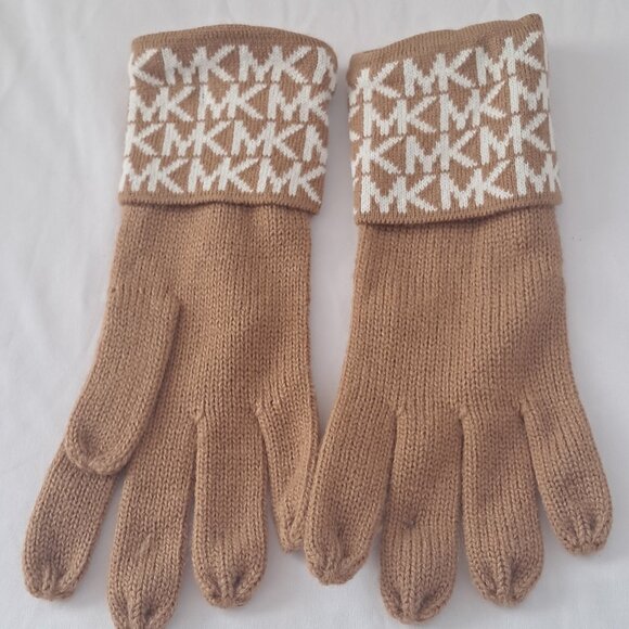 Michael Kors Hat, Scarf and Gloves Set. BNWT main image 13